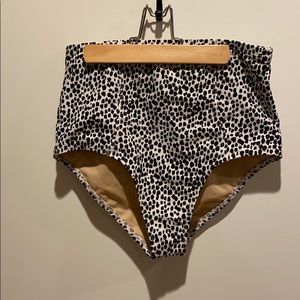 High-waisted swim bottom